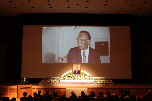 萩原宏先生を静かにお送りした学校葬・追悼式。KCGグループのほか京都大学関係者の方々も多数ご参列いただきました