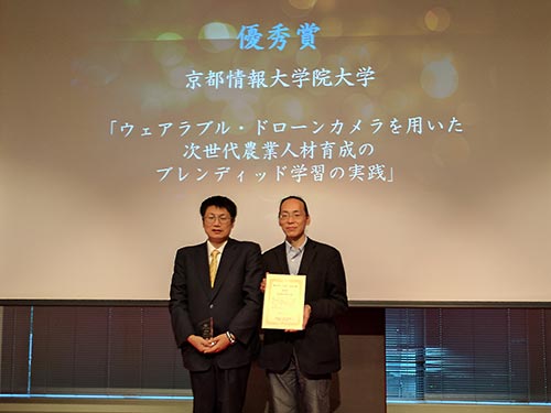 表彰状を手にしたKCGIの江見圭司先生と小林信三先生
