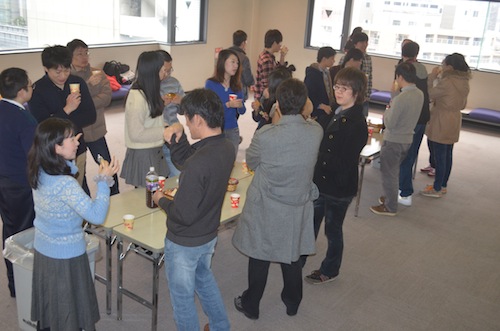Mr. Nakamura and participants enjoyed chatting during the