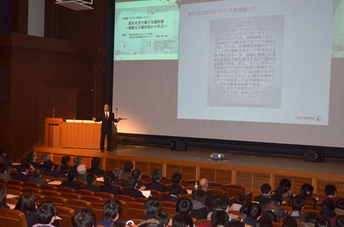 「歴史を受け継ぐ先端技術～複製古文書作成から学ぶ」と題して講演した富士ゼロックス京都の間澤氏。