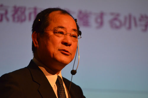 「歴史を受け継ぐ先端技術~複製古文書作成から学ぶ」と題して講演した富士ゼロックス京都の間澤氏。