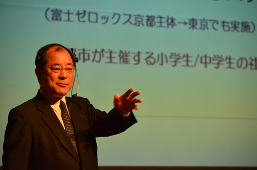 「歴史を受け継ぐ先端技術~複製古文書作成から学ぶ」と題して講演した富士ゼロックス京都の間澤氏。