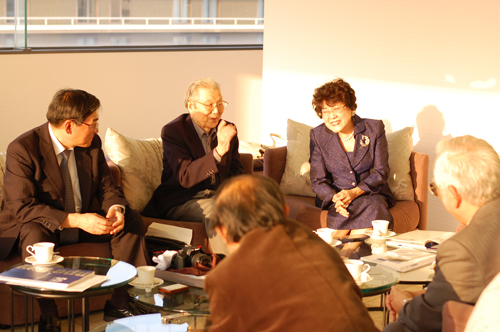 The developers talk about the hardship of development with President Hasegawa.