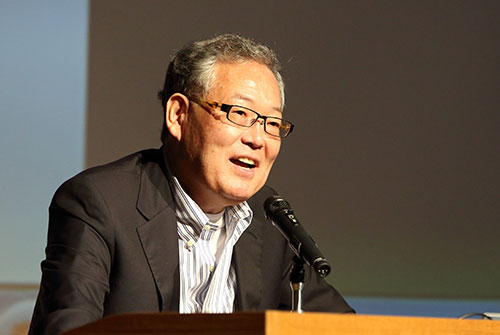 「グーグルがやろうとしていることと,ICTの新地平」と題して講演する村上憲郎氏