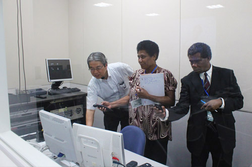 KCGI Associate Professor Ueda instructing trainees on operations at KCG's e-learning studio.