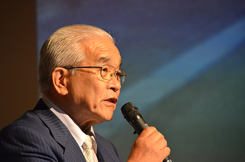 「これからのものづくり“中小企業の挑戦”」と題して講演する,株式会社平安製作所 取締役会長の荒木邦彦氏