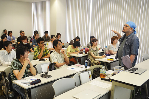 「京都版トキワ荘事業」の講座で，デジタル作画について解説する講師の喜多野土竜のおひとり（KCGI京都駅前サテライト・KCG京都駅前校の教室）