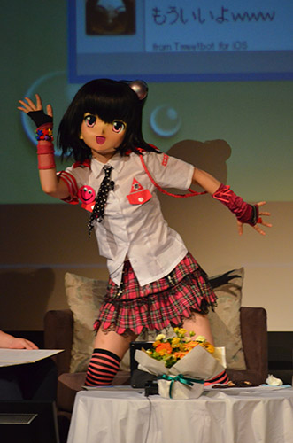 Minami Momouchi performing a dance.