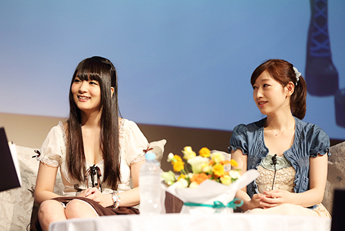 「PCは娯楽の友！」をテーマに，ユーモアあふれる弾むトークを展開する人気声優の五十嵐裕美さん（右）と山本彩乃さん（中央）