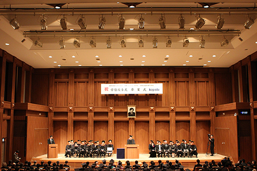 盛大に挙行された2013年度京都情報大学院大学の学位授与式，京都コンピュータ学院，京都日本語研修センター，および京都自動車専門学校の卒業式