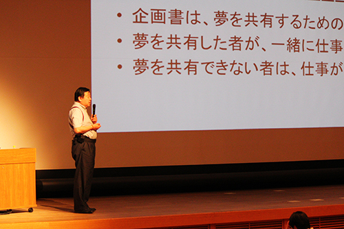 Professor Yasuhiro Takeda giving a lecture using stories from the forefront of the animation industry