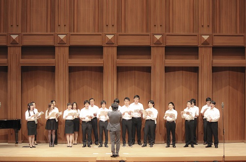 第2部ではKCGのコーラスサークルU-Choirが「虹」「折り鶴」を熱唱