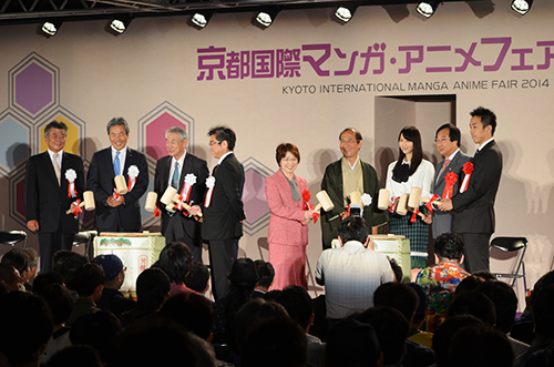 鏡割りで京まふの開幕を祝う主催者ら。左端は共催するKCGグループの長谷川亘 統括理事長