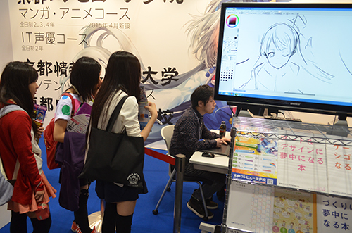 Visitors gaze enthusiastically at the live painting of Mr. Tetsuhiro Nabeshima (Miyakomesse)