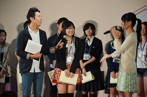 最優秀賞に輝き,満面の笑み。ほかに特別賞6人も選ばれました(みやこめっせ)