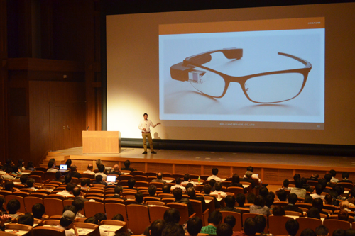 Mr. Sugimoto examined the wearable computers that have already appeared on the market, and stated that it is necessary to pursue fashionability