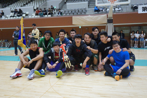 Commemorative photo after winning the championship in basketball