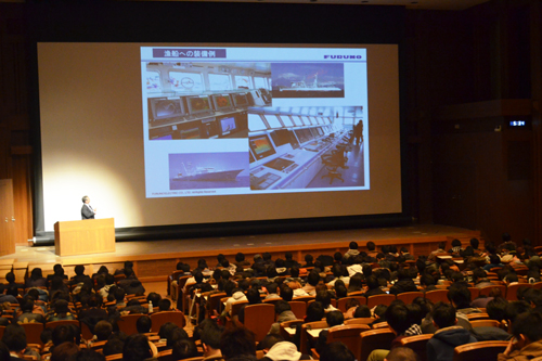 KCGグループとの産学連携後，初めての活動となる古野電気・森氏の学術講演会「海上ITの現状と将来」