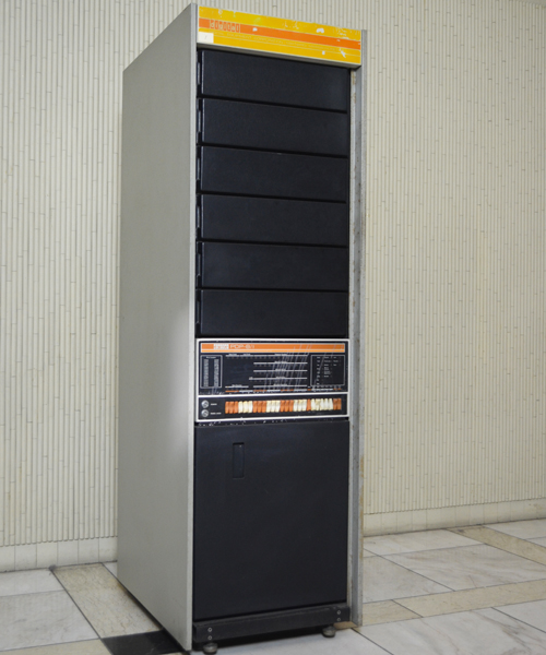 一般社団法人 情報処理学会から情報処理技術遺産に認定された「PDP‐8/I」(KCG京都駅前校で保存・展示)