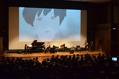 寺嶋民哉さんによるミニ講義「映像と音楽について」では，KCGの卒業生が作ったアニメに，寺嶋さんがさまざまな曲をつけて披露しました
