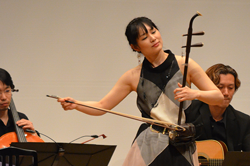 野沢さんは日本を代表する二胡奏者。KCGの学生に映像と音楽のコラボレーションを呼び掛けてくださいました