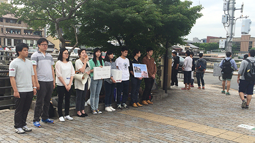 京都市の三条大橋界隈でネパール大地震の募金を呼び掛けるKCGIの学生たち（2015年5月23日）