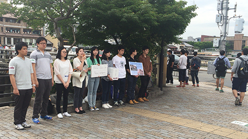 京都市の三条大橋界隈でネパール大地震の募金を呼び掛けるKCGIの学生たち(2015年5月23日)