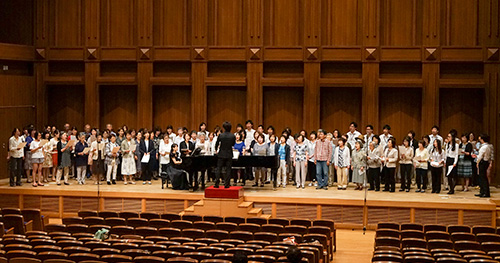 KCGサマーフェスタ2015の「みんなで歌おう！」で「君は花　僕は風」を合唱する参加者たち＝2015年7月4日，京都情報大学院大学 京都駅前サテライトコンサートホール