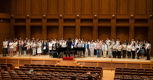 KCGサマーフェスタ2015の「みんなで歌おう!」で「君は花 僕は風」を合唱する参加者たち=2015年7月4日,京都情報大学院大学 京都駅前サテライトコンサートホール