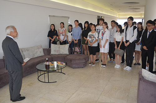 KCGI短期研修の始業式に臨む中国・大連外国語大学の学生たち。茨木学長が祝辞を述べました