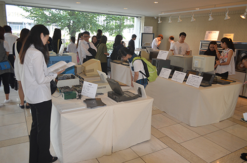 一行は始業式に先立ち,KCG京都駅前校にあるKCG資料館で過去の貴重なコンピュータを見学