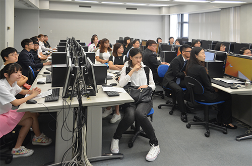 At the orientation, the students earnestly learned about Japanese traffic rules and lifestyle.