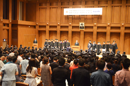 2015年度前期のKCGI学位授与式とKCG卒業式。勉学を修めた仲間たちは，たくさんの思い出を胸に第一線の舞台へと巣立っていきました（2015年9月15日，京都情報大学院大学 京都駅前サテライト大ホール）