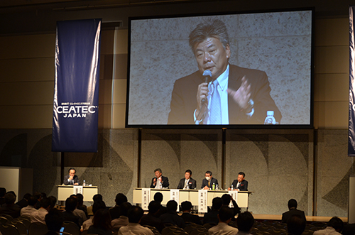 「日本IT団体連盟」の設立を発表する4団体のトップ。左から2人目が長谷川亘ANIA会長（2015年10月9日，千葉市の幕張メッセ）