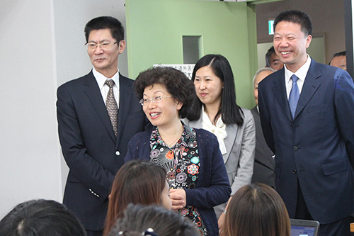 KCG京都駅前校を訪れた中国・大連の朱副市長ら(2015年10月7日)