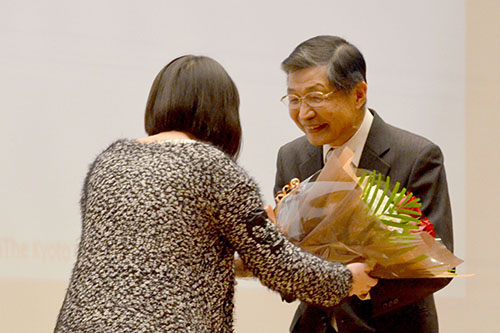 講演後には学生から感謝の花束が贈られました（いずれも2016年3月28日，京都情報大学院大学 京都駅前サテライト大ホール）