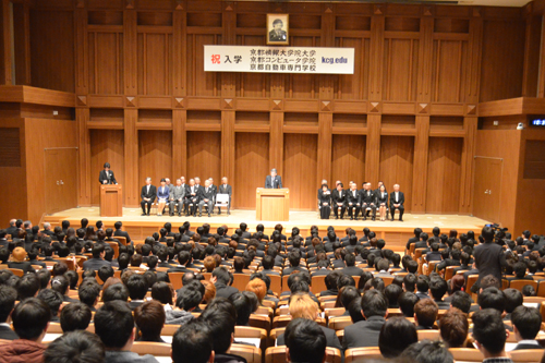 The 2016 entrance ceremony of Kyoto Institute of Information Science, Kyoto Computer Gakuin, Kyoto Japanese Language Training Center, and Kyoto College of Automotive Technology was held in grand style.A large number of new students filled the venue (April 9, 2016, Kyoto Ekimae Satellite Hall, Kyoto Institute of Information Science).