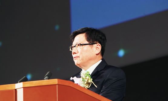 KCGグループ創立50周年記念式典で来賓祝辞を述べる李弘燮 元KCGI教授（2013年6月1日，国立京都国際会館）。韓国政府よりこのほど大統領府直属個人情報保護委員会委員長（大臣級）に任命されました