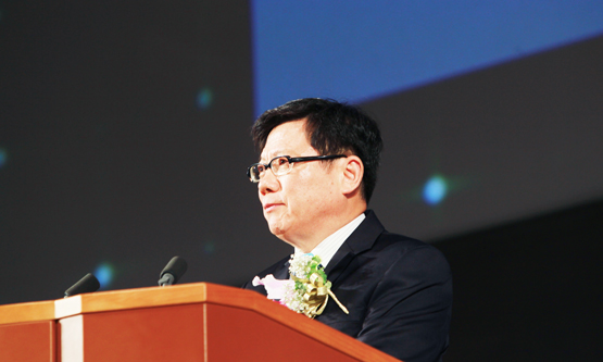 KCGグループ創立50周年記念式典で来賓祝辞を述べる李弘燮 元KCGI教授(2013年6月1日,国立京都国際会館)。韓国政府よりこのほど大統領府直属個人情報保護委員会委員長(大臣級)に任命されました