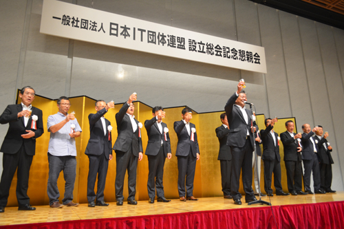 Representative Director and First Vice President Hasegawa gives a toast at the reception.