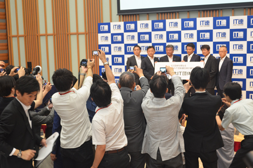 Post-establishment press conference.A large number of media representatives gathered, indicating a high level of interest.
