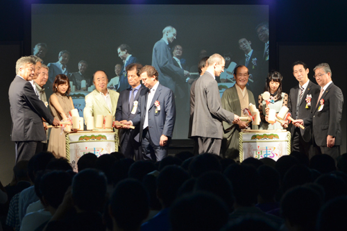 Executive committee members celebrate the opening of Kyo-Mafu 2016 with Kagamibiraki.At far left is Wataru Hasegawa, KCG Group General Manager