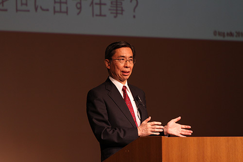 求められるIT技術者について講演する田中久也教授