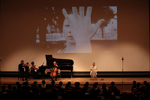 パフォーマンスと映像が加わり，舞台芸術をつくり出しました（2016年11月4日，京都情報大学院大学 京都駅前サテライトコンサートホール）
