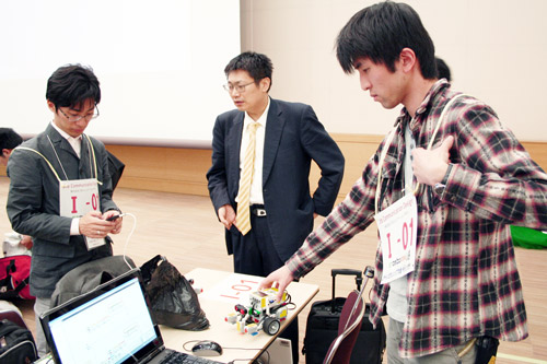 The team having a meeting with the advisor, KCGI Associate Professor Keiji Emi