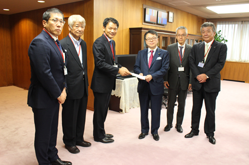 IT Alliance delegation handing over the proposal to METI Minister Hiroshige Seko (Wataru Hasegawa, KCG Group President, is on the far right in the photo)
