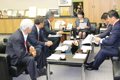 Wataru Hasegawa, KCG Group President (third from left), explains the proposal to Sanae Takaichi, Minister of Internal Affairs and Communications.