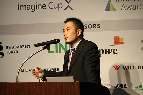 Tom Oshidari giving a presentation in English