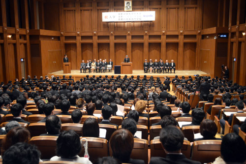 The 2017 KCG Group entrance ceremony was held in grand style.Due to an increase in enrollment, the event was divided into two sessions, one in the morning and the other in the afternoon, both of which were filled with a large number of new students (April 8, 2017, morning session, Kyoto Ekimae Satellite Large Hall, Kyoto Institute of Information Science).
