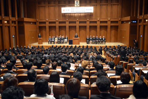 盛大に挙行された2017年度KCGグループの入学式。入学者増により午前，午後の2回に分けて実施，いずれも大勢の新入生が会場を埋め尽くしました（2017年4月8日午前の部，京都情報大学院大学 京都駅前サテライト大ホール）